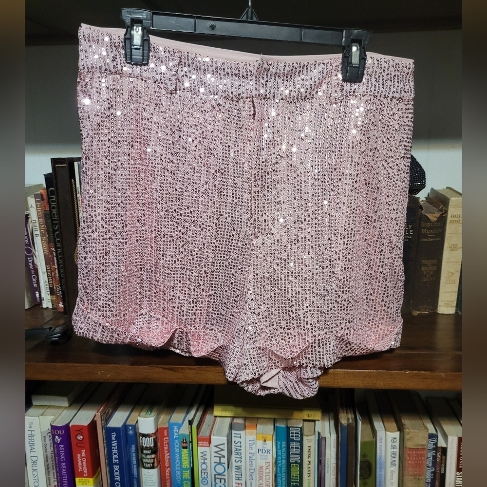 NWT Pink Sequin shorts with pockets. Women's large